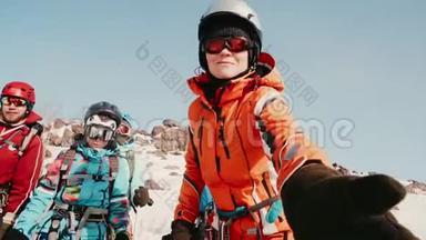 一队<strong>登山</strong>队员在一座雪山顶上休息，其中一名<strong>登山</strong>队员伸手要一杯热茶